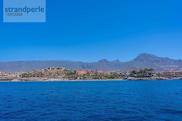 Panoramablick auf die Costa de Adeje von einem Boot im Süden von Teneriffa  Kanarische Inseln