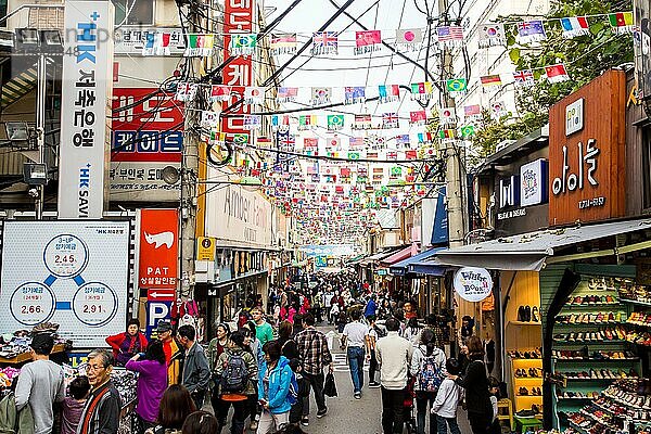 Seoul  Südkorea  25. Oktober 2014: Der geschäftige und traditionelle Nam Dä Mun Markt in der Mitte eines Herbsttages  Asien