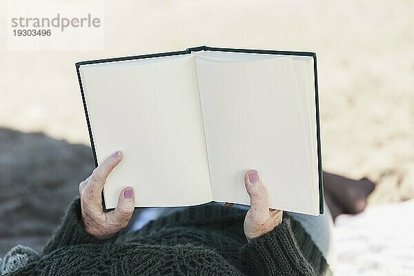 Die Hände halten ein leeres Buch