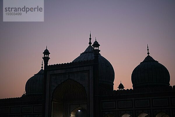 Delhi  Indien  04. Dezember 2019: Silhouette der historischen Jama Masjid bei Sonnenuntergang  Asien