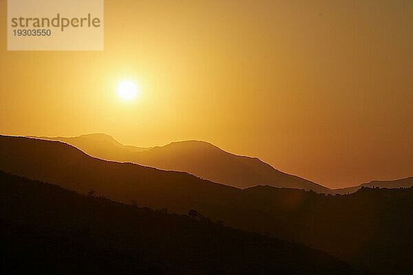 Sonnenuntergang  Gegenlicht  Weiße Berge  Lefka Ori  Bergketten hintereinander  Provinz Chania  Kreta  Griechenland  Europa