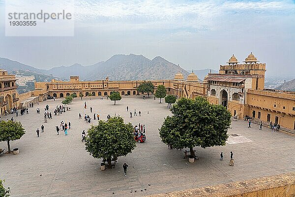 Jaipur  Indien  12. Dezember 2019: Menschen im Innenhof des historischen Amber Fort  Asien