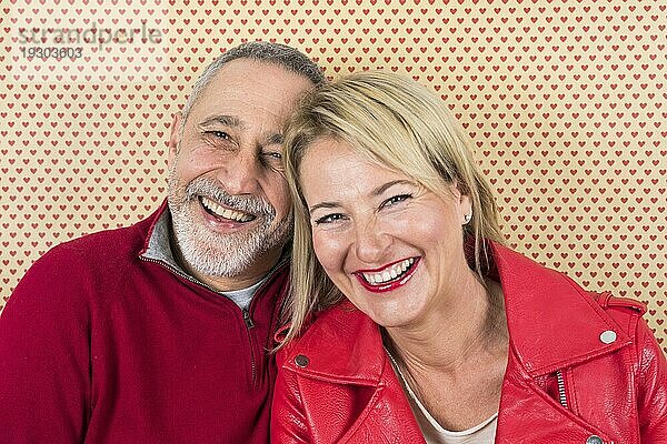 Glücklich Porträt ältere Paar gegen Herzform Tapete
