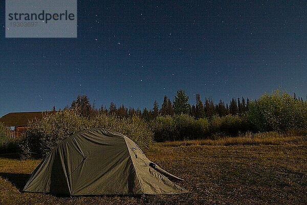 Grünes Zelt bei Nacht unter dem Sternenhimmel