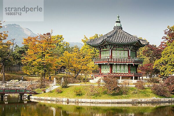 Der Gyeongbokgung Palast und sein Gelände an einem schönen Herbsttag in Seoul  Südkorea  Asien