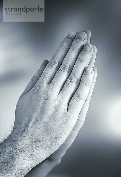 Die Hände zum Gebet zusammengeschlagen