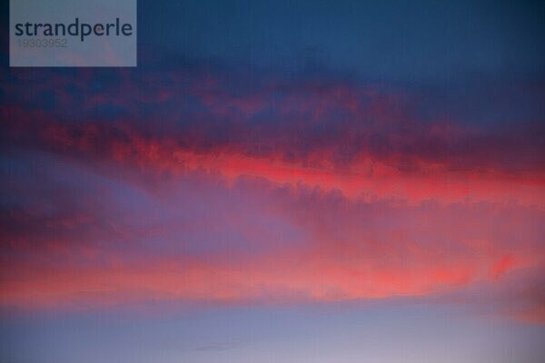 Schöne wolkige himmelrosa Farbtöne