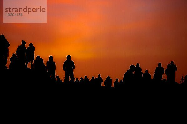 Silhouette von Touristen beim Sonnenaufgang auf dem Haleakala auf Maui  Hawaii  USA  Nordamerika