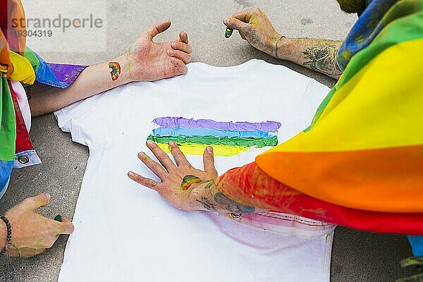 Männer zeichnen Regenbogen T Shirt