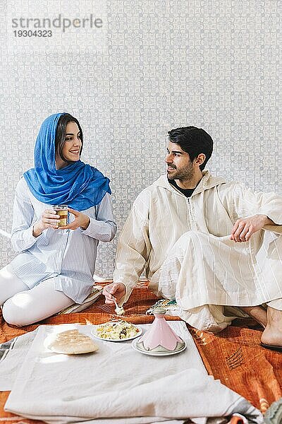 Muslimisches Paar beim Essen