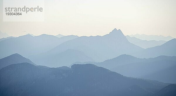 Abendstimmung  Silhouetten  Dramatische Berglandschaft  Tirol  Österreich  Europa