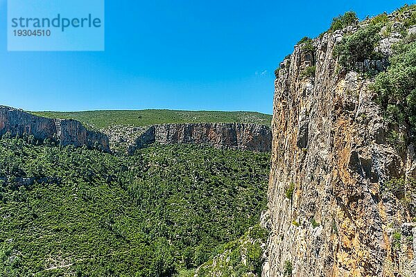 Die berühmten Kletterwände in den Chulilla Bergen in den Bergen der Autonomen Gemeinschaft Valencia. Spanien
