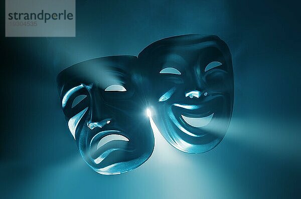 Weinende und lächelnde Masken in trübem Licht