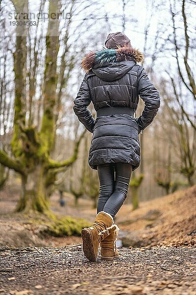 Sehr glückliches junges blondes Mädchen bei einem Fotoshooting in einem schönen Wald