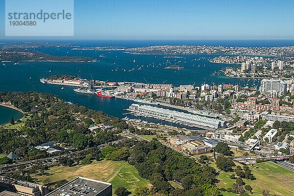 Ein klarer sonniger Tag in Sydney  Blick nach Osten auf den Hafen und das Meer