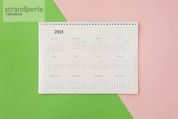 Flat Lay Tischkalender farbiger Hintergrund