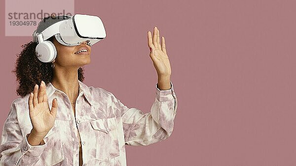 Vorderansicht smiley Frau mit Virtual Reality Headset Kopie Raum