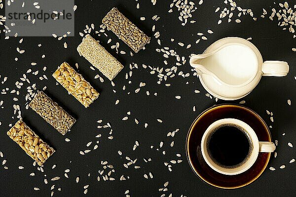 Flat Lay Müsliriegel Sortiment mit Milch Kaffee plain Hintergrund