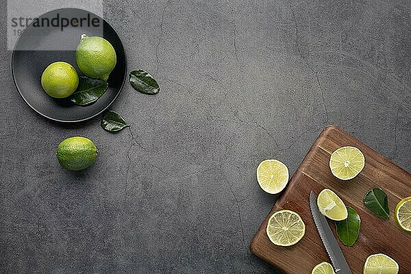Draufsicht Limetten Zitronen mit Blättern