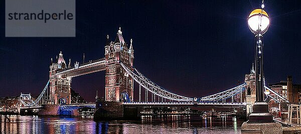 Panoramablick auf die Tower Bridge in London bei Nacht