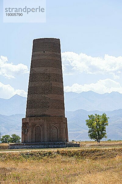 Burana Turm  Reste des Karakhanid Minarett  histroische antike Stadt Balasagun an der Seidenstraße  Balbals  historische Grabsteine in Form von menschlichen Gesichtern  bei Tokmok  Chuy  Kirgistan  Asien