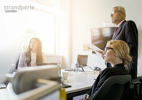 Gruppe Geschäftsleute bei der Präsentation Büro