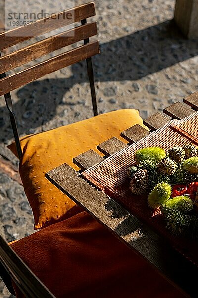 Schöner rustikaler Tisch und Stuhl mit Kastanienholz und Sonnenlicht im Tessin  Schweiz  Europa
