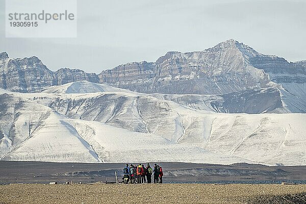 Touristengruppe bei Landgang  Kapp Wijk  Nordfjorden  Spitzbergen Inselgruppe  Svalbard und Jan Mayen  Norwegen  Europa