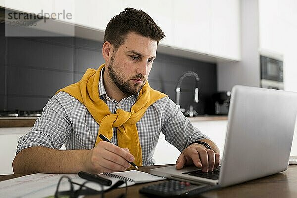 Porträt erwachsener Männchen  der von zu Hause aus arbeitet