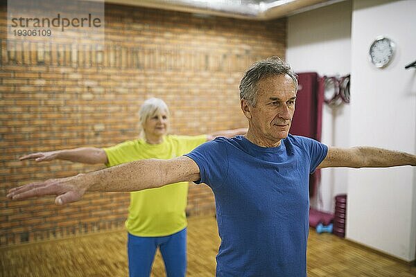 Älteres Paar trainiert im Fitnessstudio