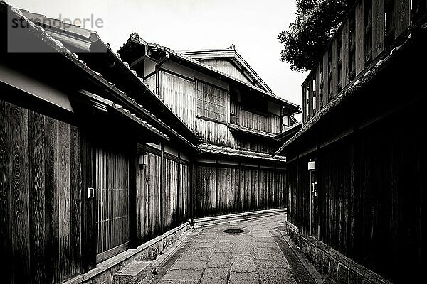 Schönes traditionelles Straßenbild in der Abenddämmerung im Bezirk Higashiyama in Kyoto  Japan  Asien