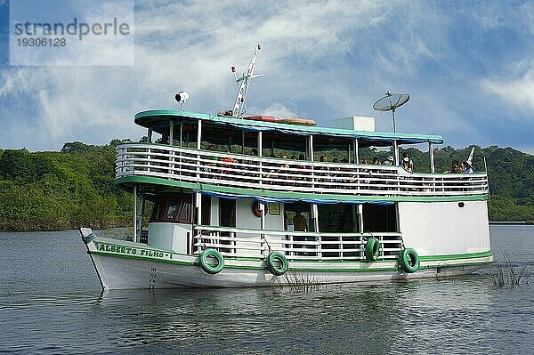 Traditionelles amazonisches Holzboot auf dem Rio Negro  Manaus  Bundesstaat Amazonien  Brasilien  Südamerika