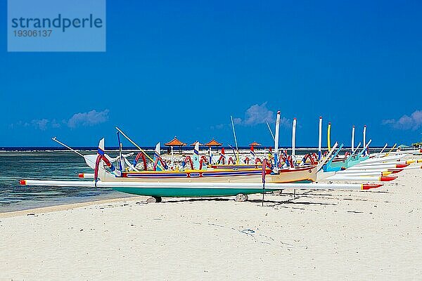 Strandszene und traditionelles balinesisches Boot am Strand von Sanur in Bali  Indonesien  Asien