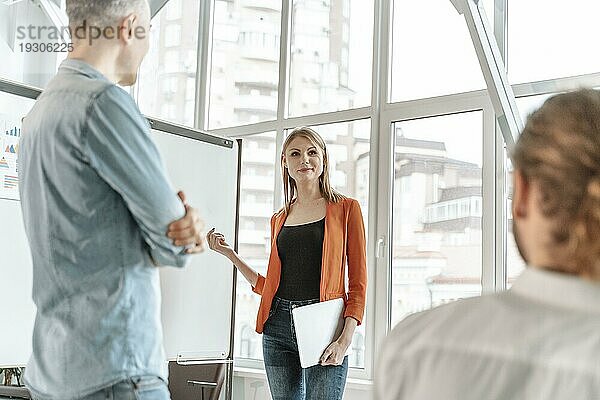 Geschäftsleute treffen sich im Büro und arbeiten zusammen