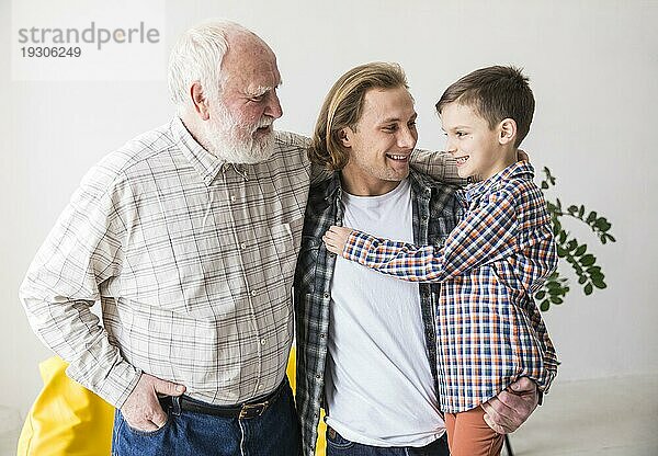 Familie Männer verschiedener Generationen umarmen sich