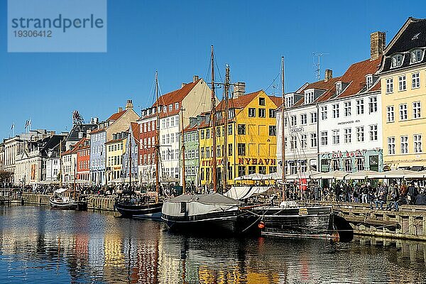 Kopenhagen  Dänemark  26. Februar 2022: Menschen genießen einen sonnigen Tag am Nyhavn Habor  Europa