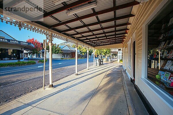Ruhige Straßen in der ländlichen Gemeinde Bright an einem kalten Herbstmorgen in Victoria  Bright  Australien  Ozeanien