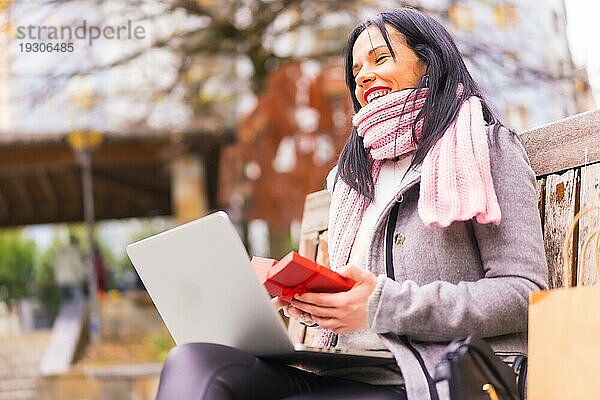 Überraschungsgeschenk  fröhliches kaukasisches Mädchen  das das Geschenk ihres Freundes in einem Videoanruf mit dem Computer öffnet  getrennt durch die Entfernung