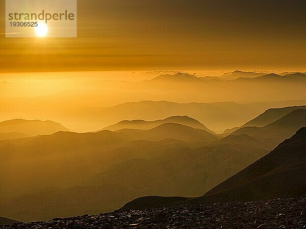 Silhouette von Bergen bei Sonnenaufgang  Psiloritis  Ida Massiv  Kreta  Griechenland  Europa