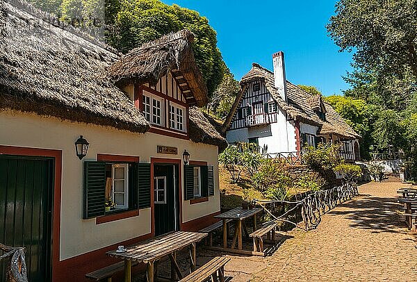 Schöne Häuser am Anfang der Levada do Caldeirao Verde  Queimadas  Madeira. Portugal