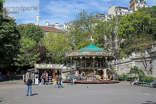 Paris  Frankreich  12. Mai 2017: Menschen auf dem Karussell in der Nähe der Basilika Sacre Coeur  Europa