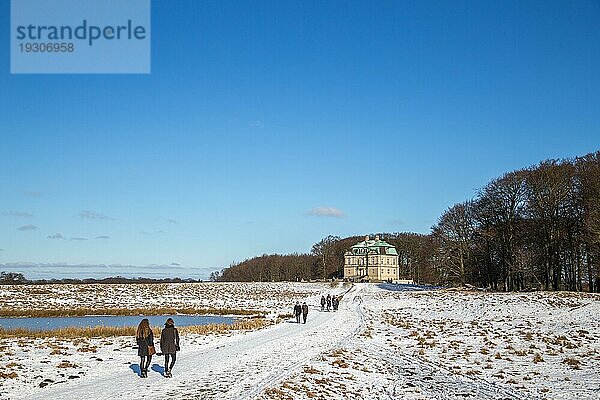 Klampenborg  Dänemark  12. Februar 2017: Das Jagdhaus und Menschen  die im verschneiten Hirschpark spazieren gehen  Europa