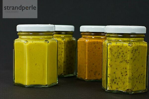 Gläser mit Senf  jars with mustard