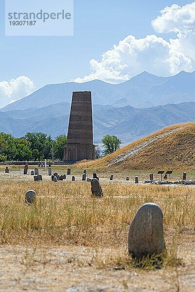 Burana Turm  Reste des Karakhanid Minarett  histroische antike Stadt Balasagun an der Seidenstraße  Balbals  historische Grabsteine in Form von menschlichen Gesichtern  bei Tokmok  Chuy  Kirgistan  Asien