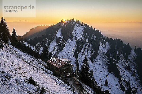 Das Staufner Haus auf dem Hochgrat im Herbst bei Sonnenuntergang mit Gegenlicht und Sonnenstern. Auf den Hängen liegt Schnee. Oberstaufen  Allgäuer Alpen  Bayern  Deutschland  Europa