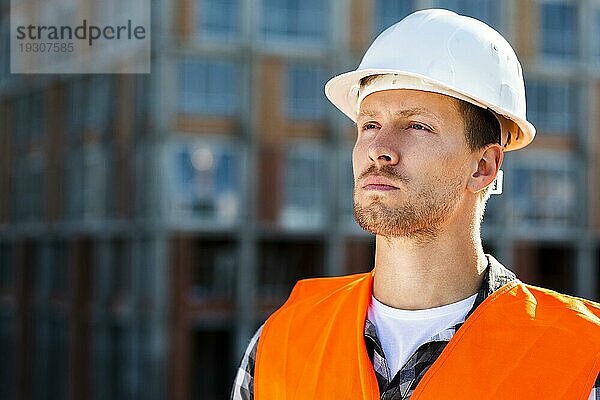 Porträt Bauingenieur mit Blick in die Ferne