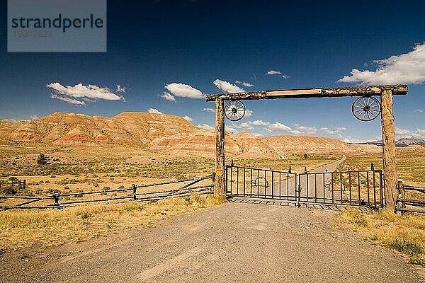 Ein Tor und ein Zaun in der Wüste  wilder Westen