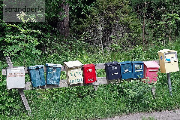 Mehrere Briefkasten hängen am Straßenrand  Dalsland  Schweden  Europa