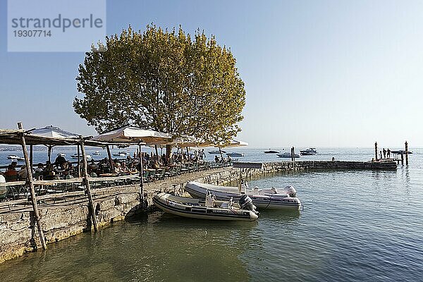 Idyllischer Hafen und Mole am Seeufer  Herbst  Taverne San Vigilio  Punta San Vigilio  Gardasee Ostufer  Venetien  Provinz Verona  Italien  Europa