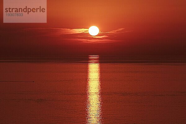 Sonnenuntergang über dem Meer  die Sonne versinkt am Horizont im Meer